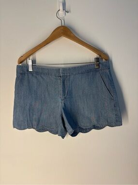 Club Monaco Chambray Scalloped Hem Shorts
Size: 6